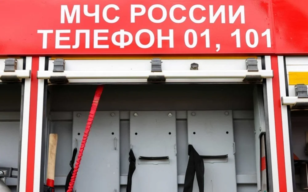 Под Екатеринбургом тушат пожар в производственном здании со стройматериалами