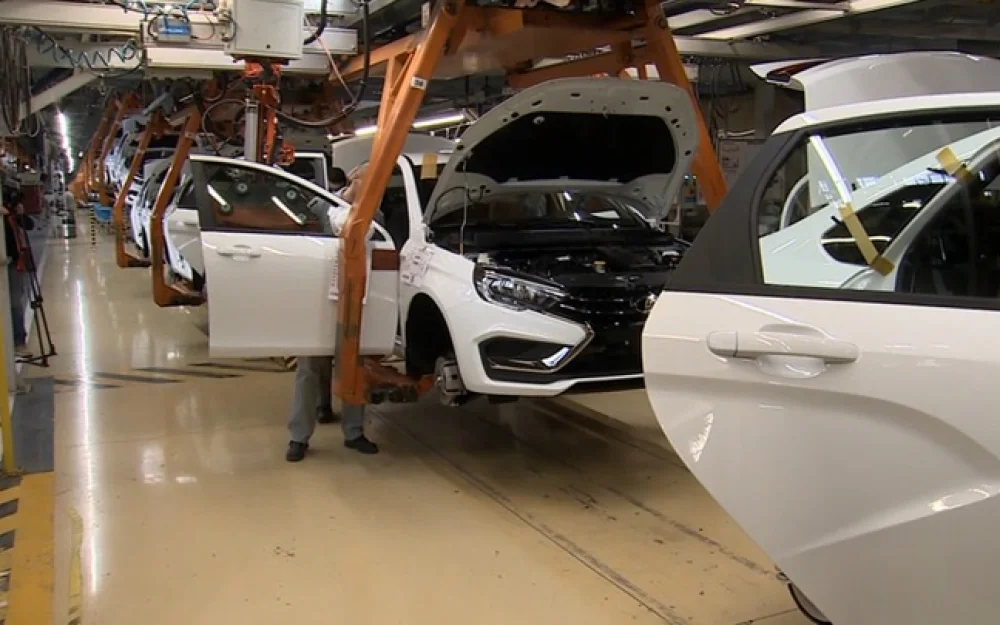 Экономист Задорнов: России выгоднее, чтобы автомобили производили внутри страны