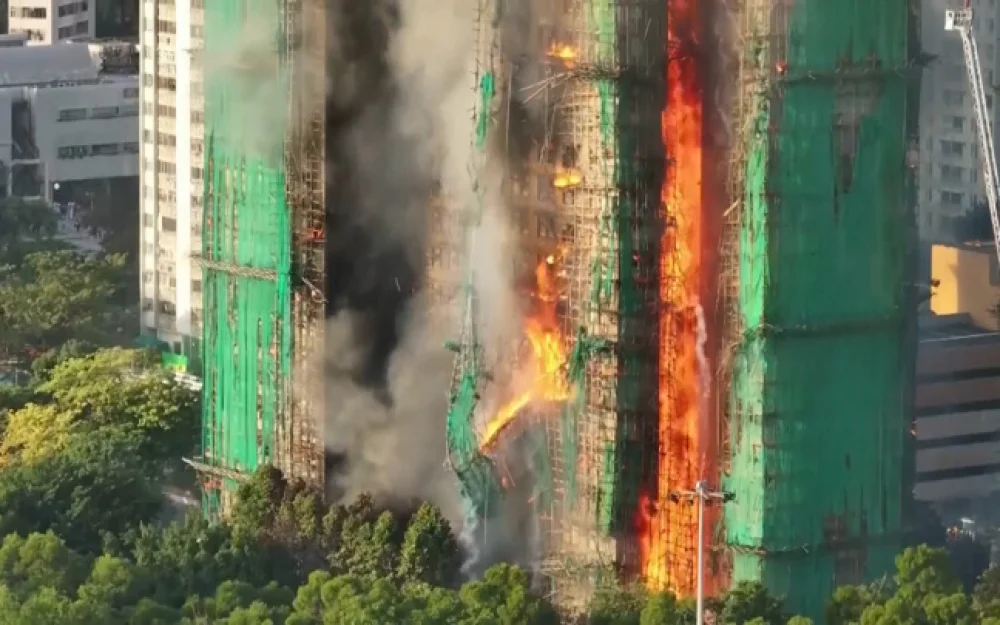 Число погибших при пожаре в небоскребах Гонконга достигло 128
