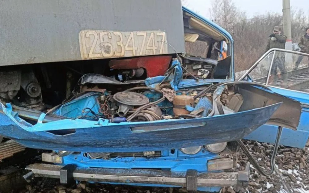 Локомотив снег легковушку с 17-летним водителем на переезде в Красноярском крае