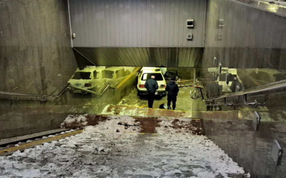 Автомобиль въехал в вестибюль метро в Новосибирске