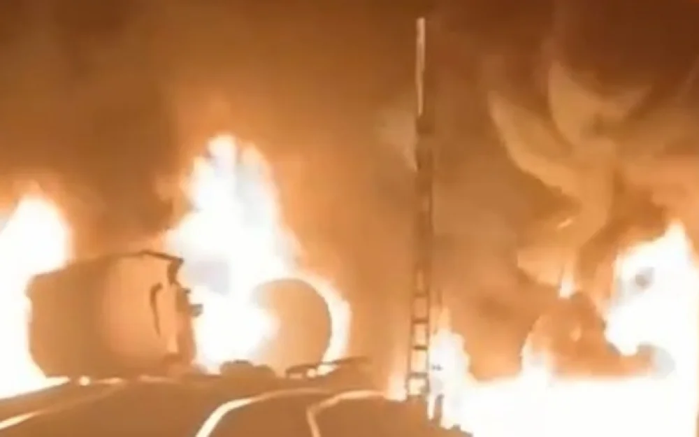 Остатки газового конденсата догорают в восьми цистернах на СвЖД