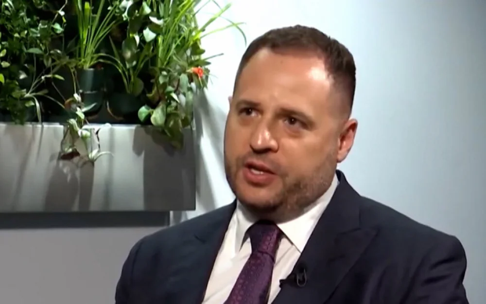 Безуглая: заявлением об уходе на фронт Ермак хочет избежать уголовного дела