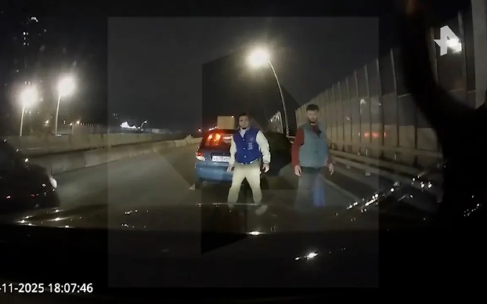 РЕН ТВ: в Москве толпа мужчин разгромила машину, в которой находился ребенок