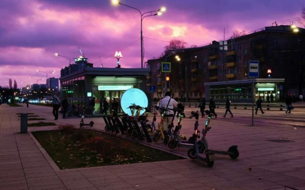 Необычный оранжево-фиолетовый рассвет наблюдали москвичи 14 ноября