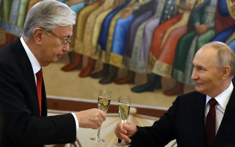 Песков: приглашение домой говорит об особых отношениях Путина и Токаева