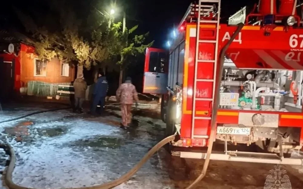 Два человека погибли в горящем доме в Красноярском крае