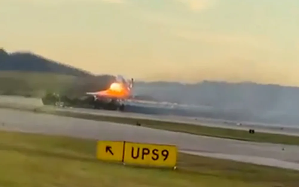 Причиной падения самолета MD-11в Кентукки могло стать возгорание двигателя