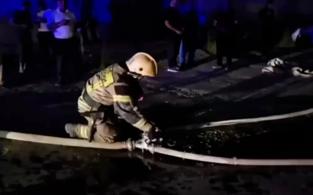 В Оренбурге огнеборцы тушат крышу жилого дома на площади 1000 квадратов