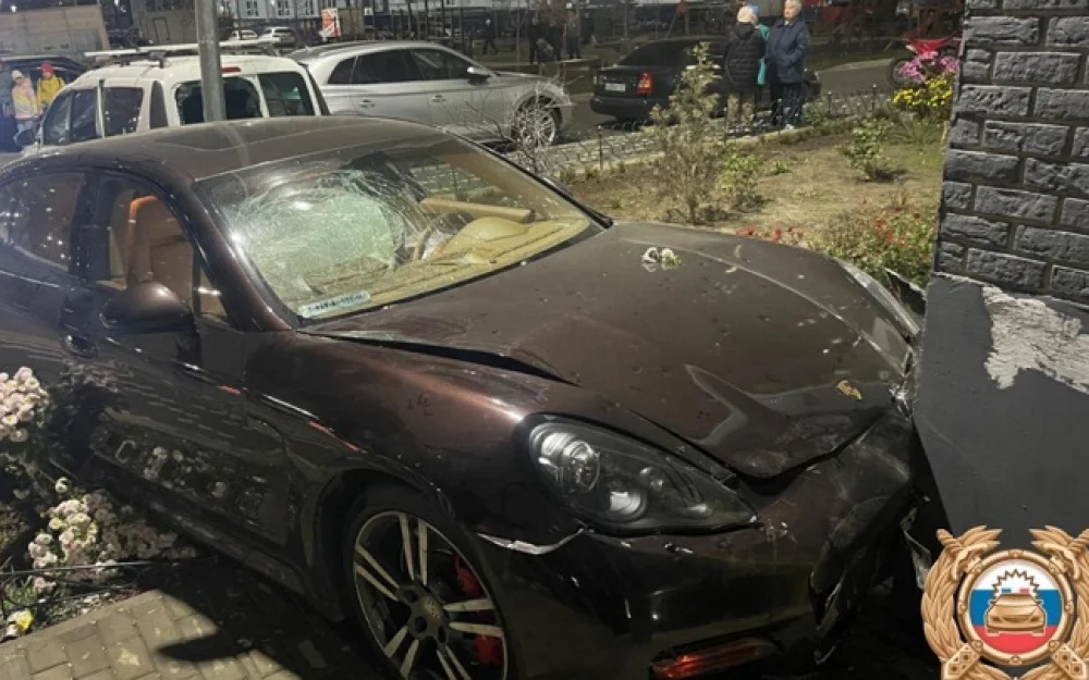 Пьяный водитель на Porsche протаранил Lada и врезался в жилой дом в Ростове-на-Дону