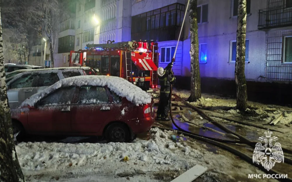 Двух женщин без сознания вынесли пожарные из горящей многоэтажки в Томске