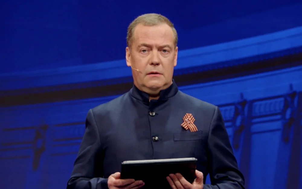 Медведев: поездкой на фронт Зеленский пытался отмыться от скандала с коррупцией