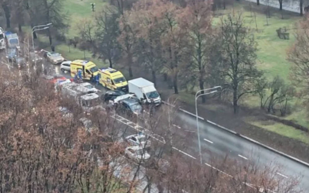 Три человека пострадали в ДТП с участием четырех авто на юге Москвы
