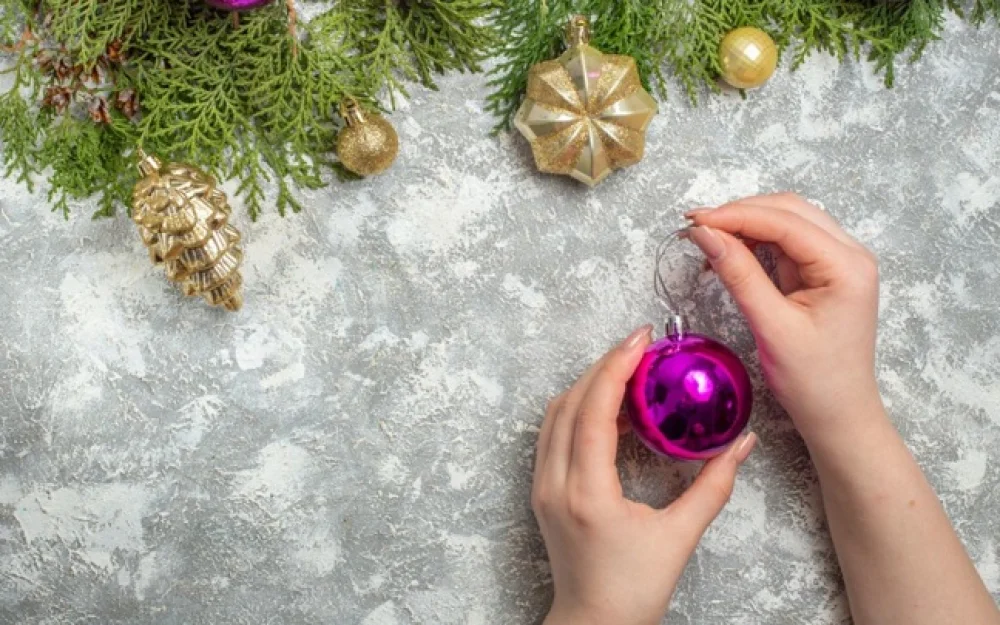 Юрист Черкасов: за новогоднее украшение подъезда можно получить штраф