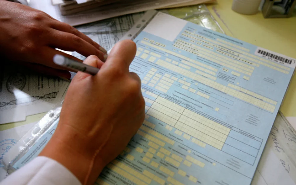 В Госдуме предложили разрешить сотрудникам работать за оплату на больничном
