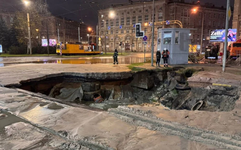 Провал грунта площадью 40 квадратных метров произошел на дороге в Петербурге