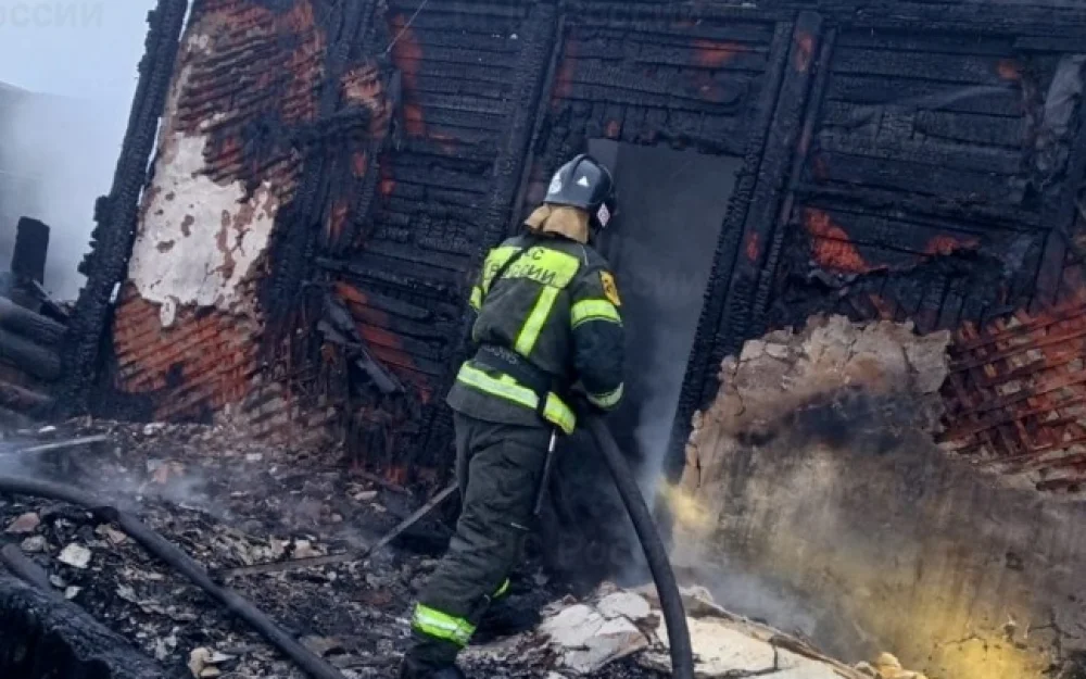 При пожаре в новосибирском селе погиб человек и шестеро пострадали
