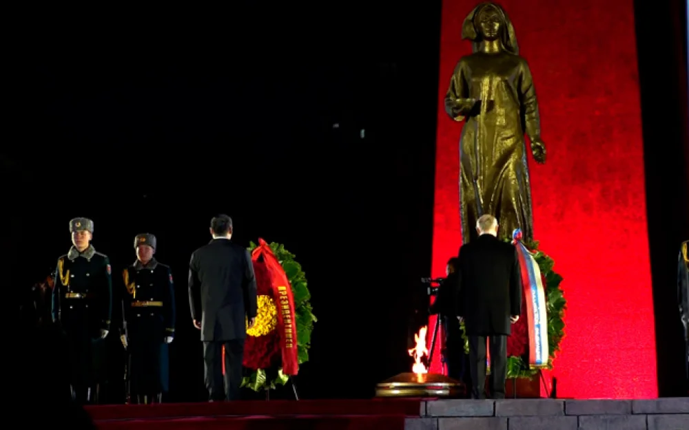 Лидеры России и Киргизии возложили венки к Вечному огню в Бишкеке