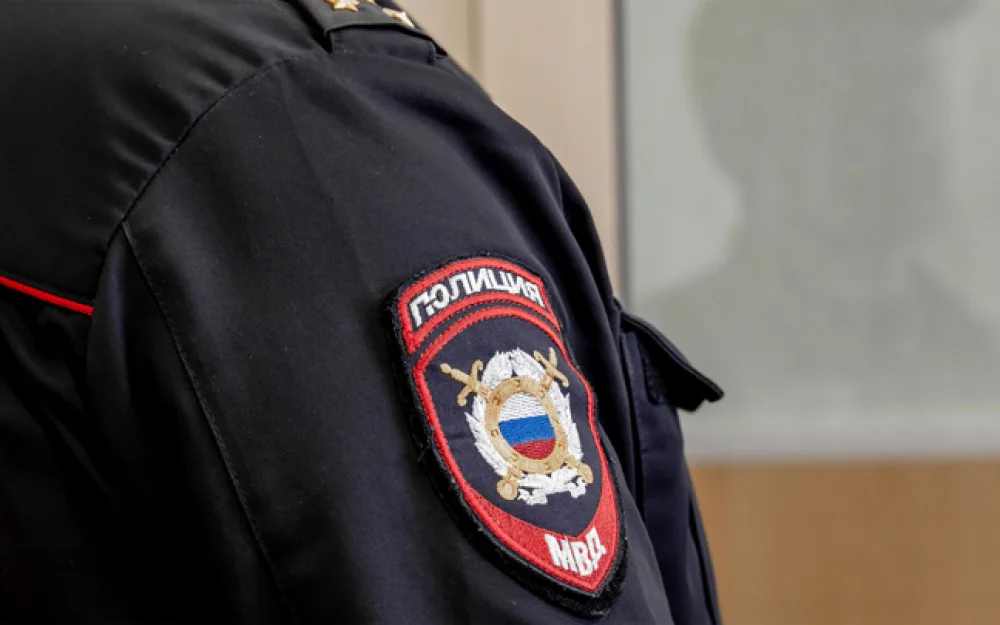 В Петербурге полицейские спасли мужчину, висевшего на балконе многоэтажки