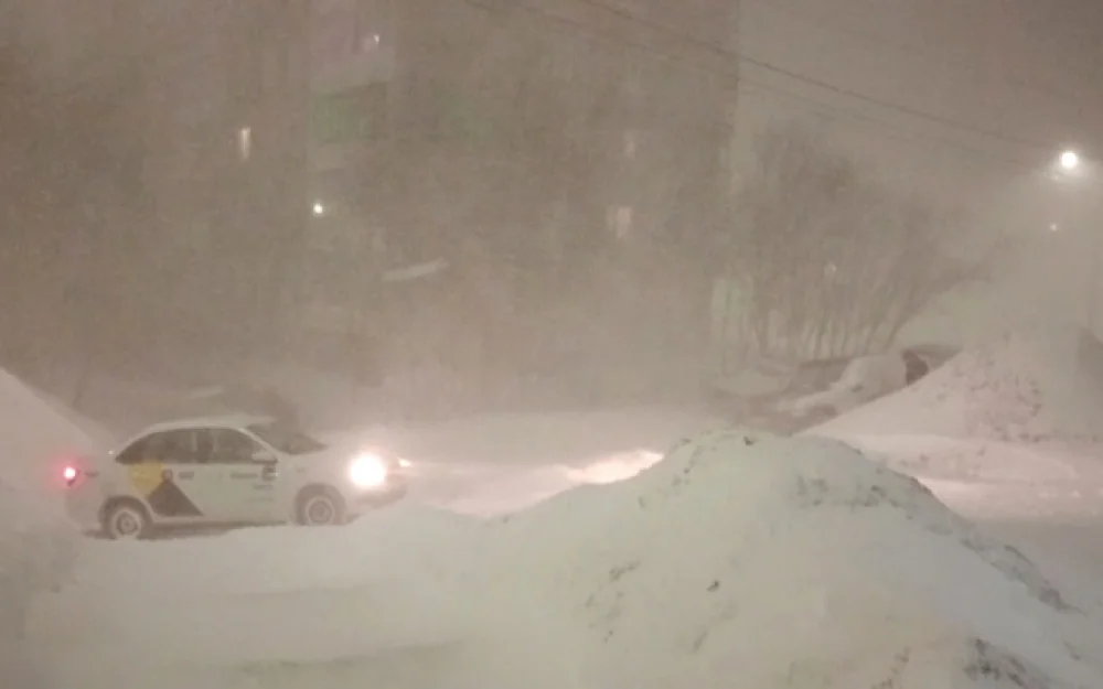 Более 80 км трассы открыли после пурги на Чукотке