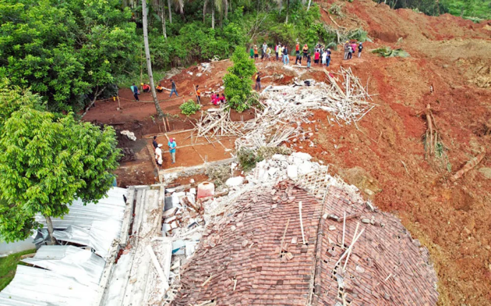 Reuters: 11 человек погибли после оползня в Центральной Яве в Индонезии