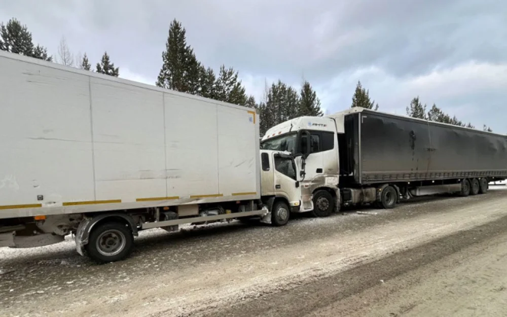Две фуры лоб в лоб столкнулись на трассе в Забайкалье