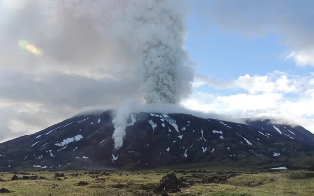 Вулкан Крашенинникова на Камчатке выбросил пепел на 2,4 км