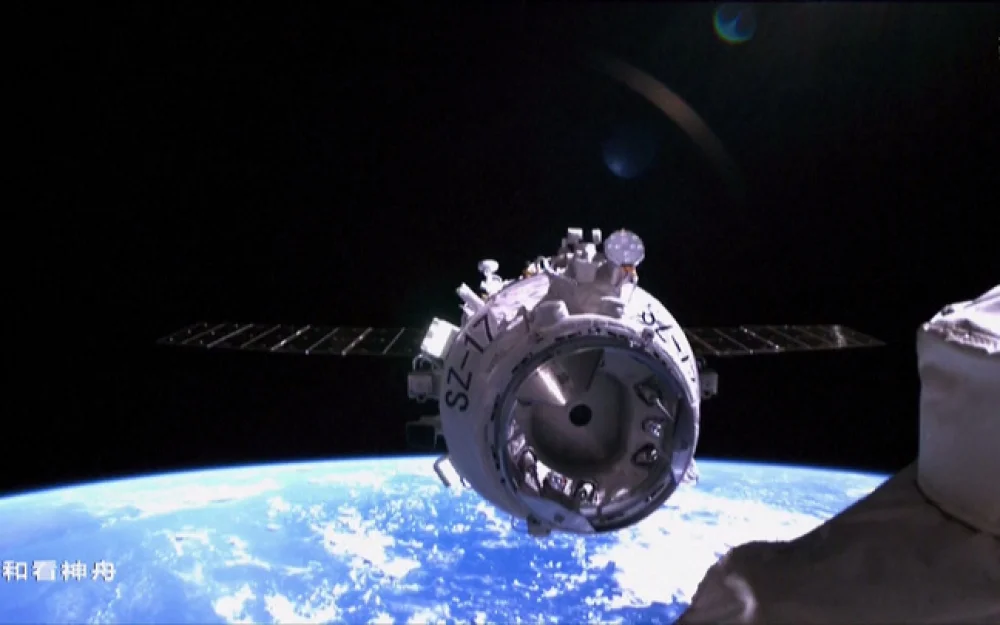 Экипаж китайского космического корабля Шэньчжоу-20 вернулся на Землю