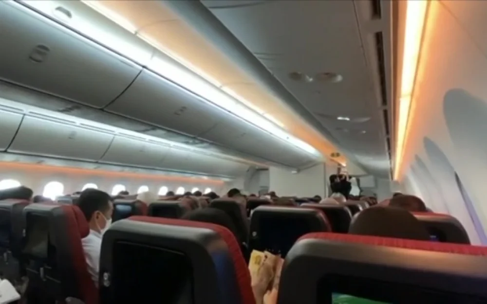 Женщина закурила в салоне самолета, летевшего рейсом Москва – Сухум