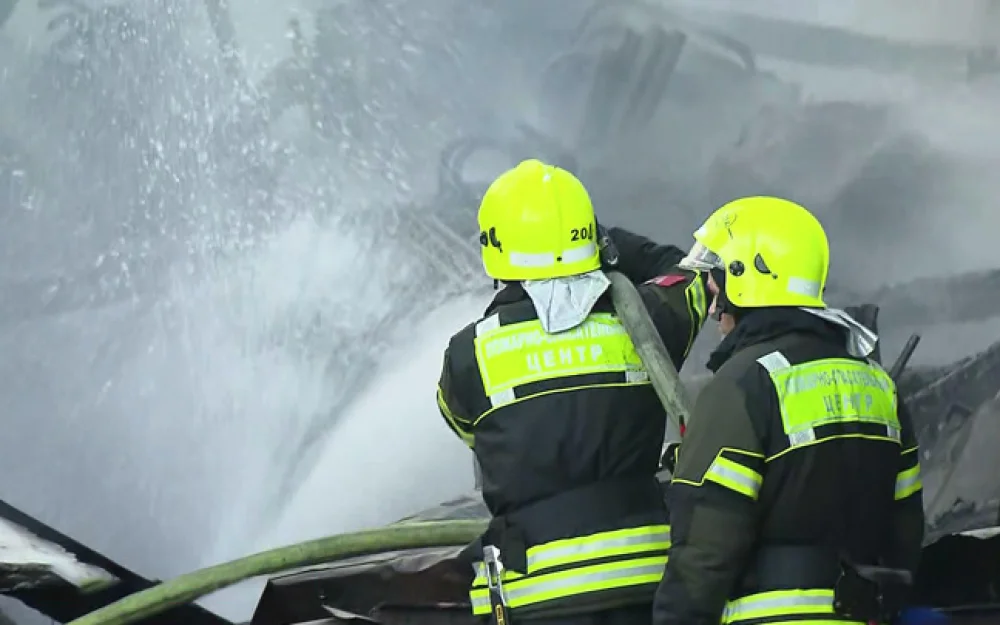 В Москве на Каширке загорелось административно-складское здание