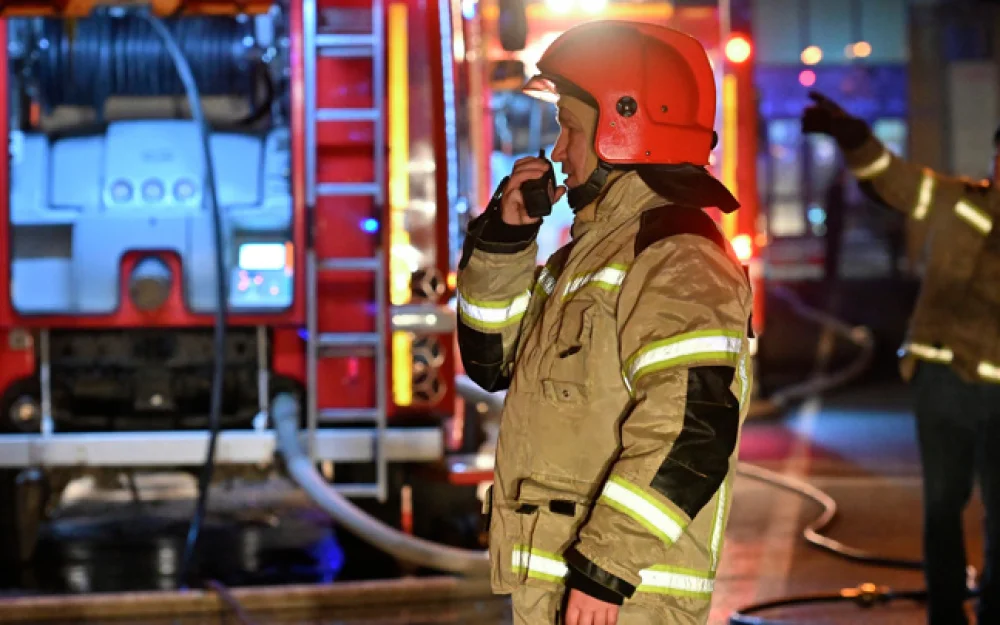 В Новосибирске пожарные тушат возгорание в административном здании