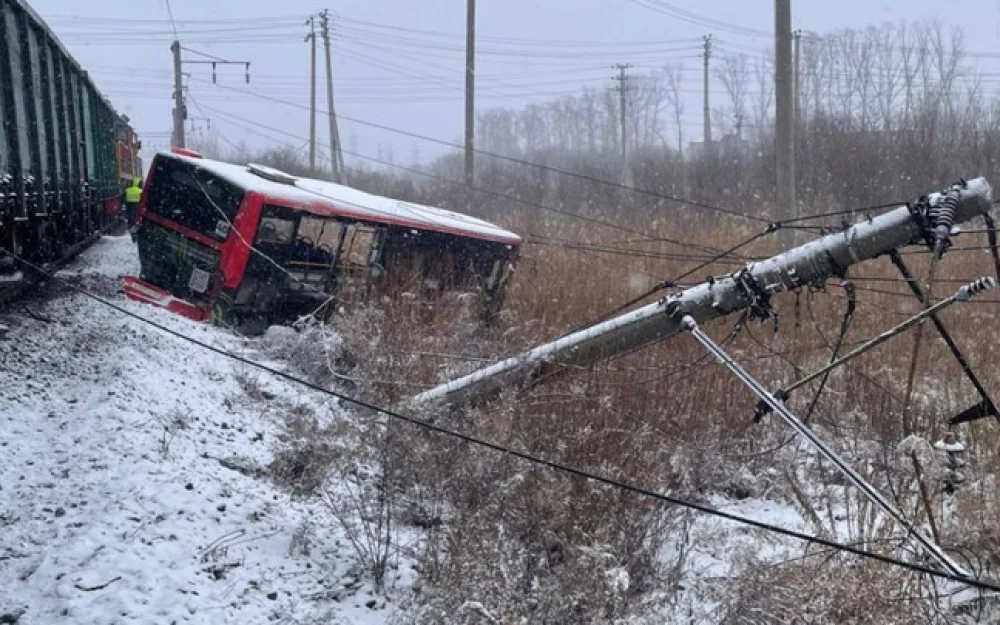 Четыре человека пострадали в ДТП с автобусом и поездом в Хабаровске