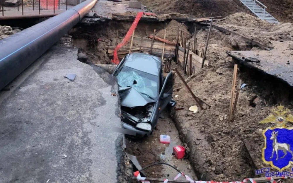 В Сызрани водитель на легковушке свалился в выкопанную дорожными рабочими яму