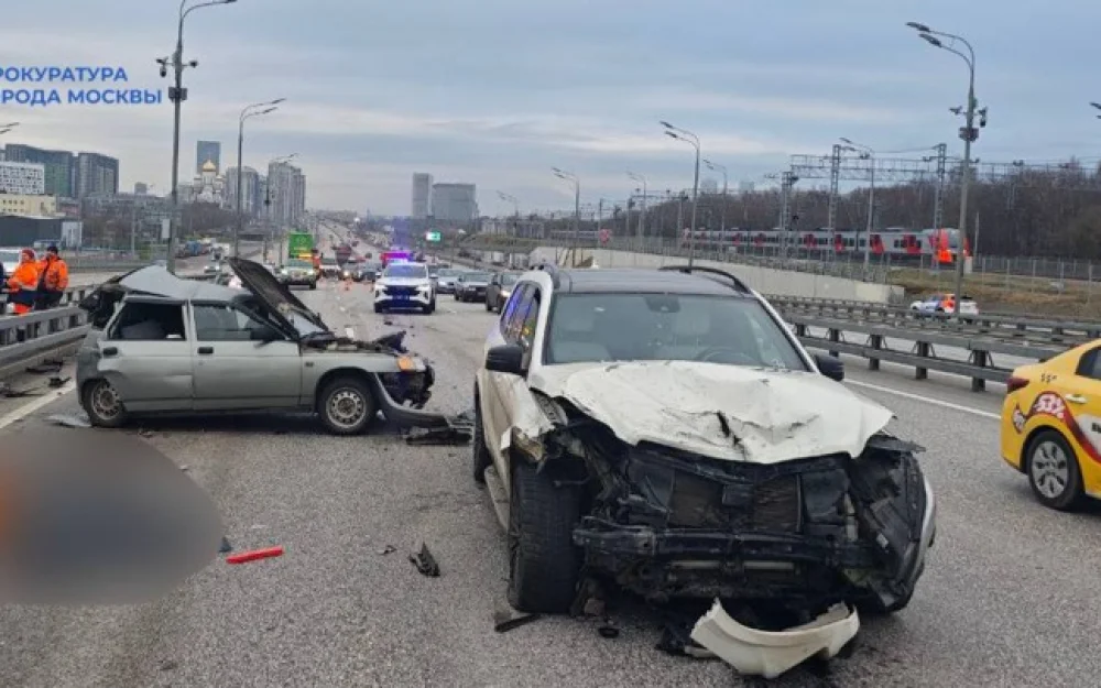 На северо-востоке Москвы Mercedes въехал в ВАЗ, его пассажирка скончалась