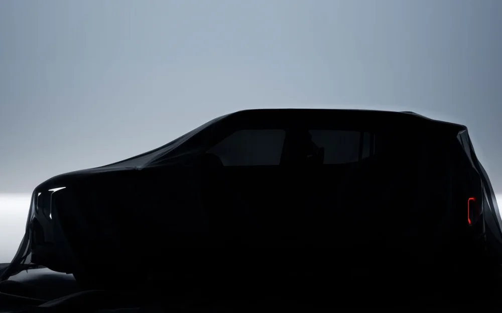 Kia анонсировала скорую премьеру новой модели: что за автомобиль скрывается под черной тканью