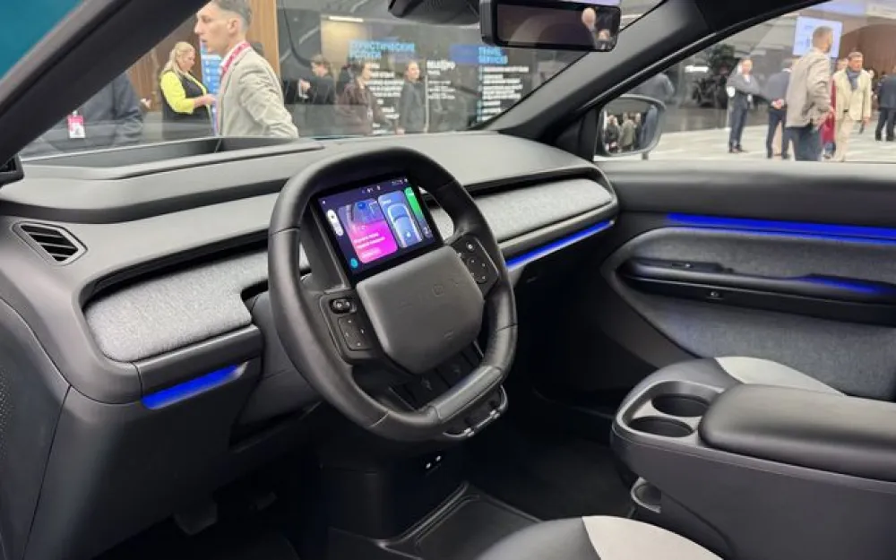 Интерьер электромобиля «Атом»