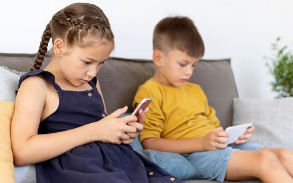 Объяснена скрытая угроза детскому здоровью владения смартфонами сызмальства