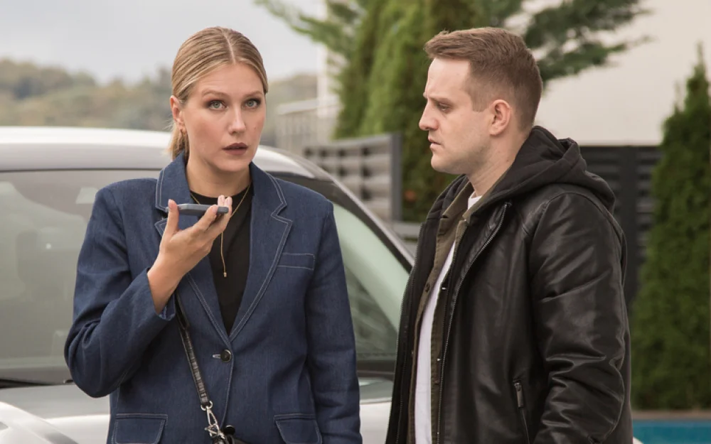 Карина Андоленко оказалась на съемках среди поклонников и злодеев