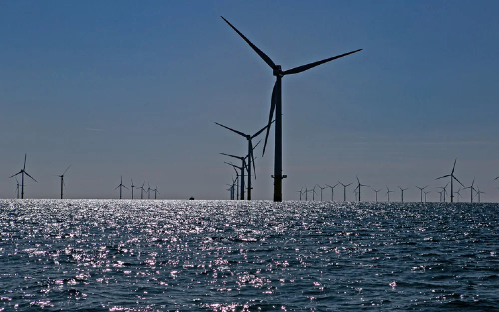 Выпавший за борт роскошной яхты пассажир погиб в море