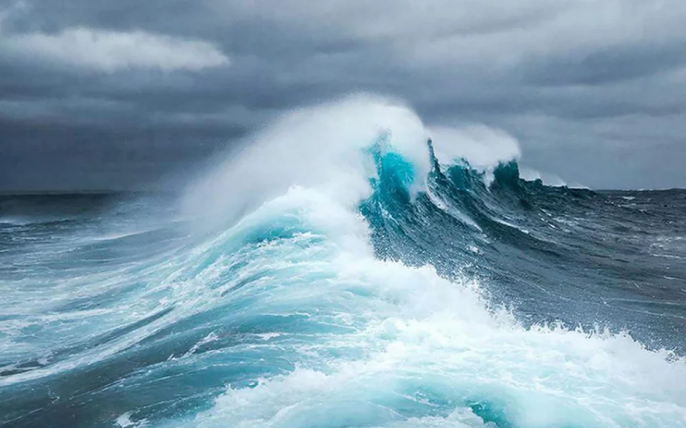 Космические спутники открыли неожиданное «расщепление» гигантской волны