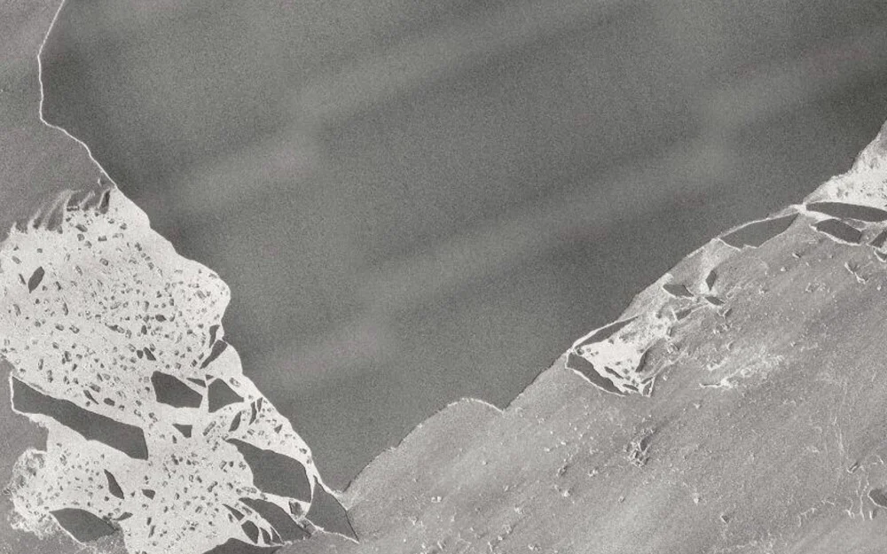 Роскосмос показал фото расколовшегося на части крупнейшего айсберга