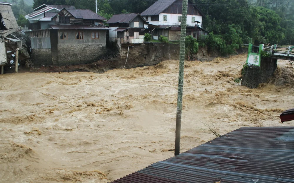 Число погибших от наводнений и оползней в Индонезии выросло до 502