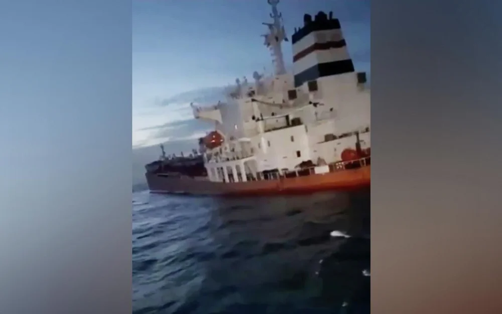 Поврежденный взрывами у Сенегала танкер находится под наблюдением властей