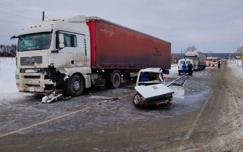 В Красноярском крае в ДТП с грузовиком погибли три человека