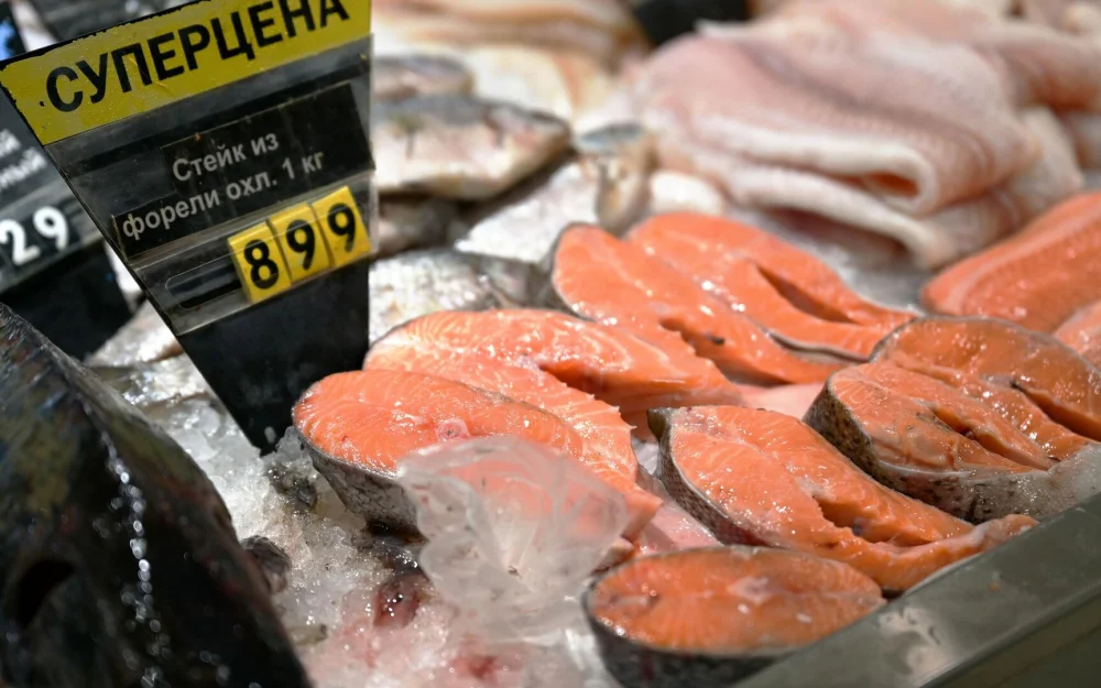 Аналитики назвали самую дешевую красную рыбу к новогоднему столу
