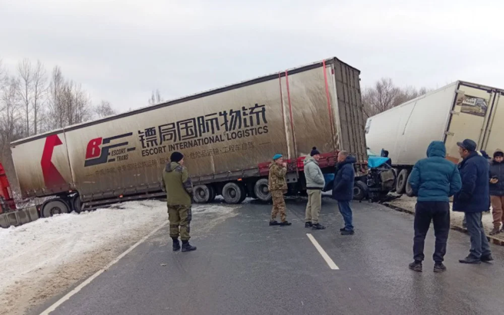 Три столкнувшихся грузовика перегородили трассу в Кузбассе