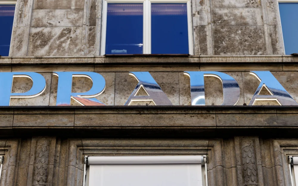 Итальянский дом моды Prada купил бренд Versace
